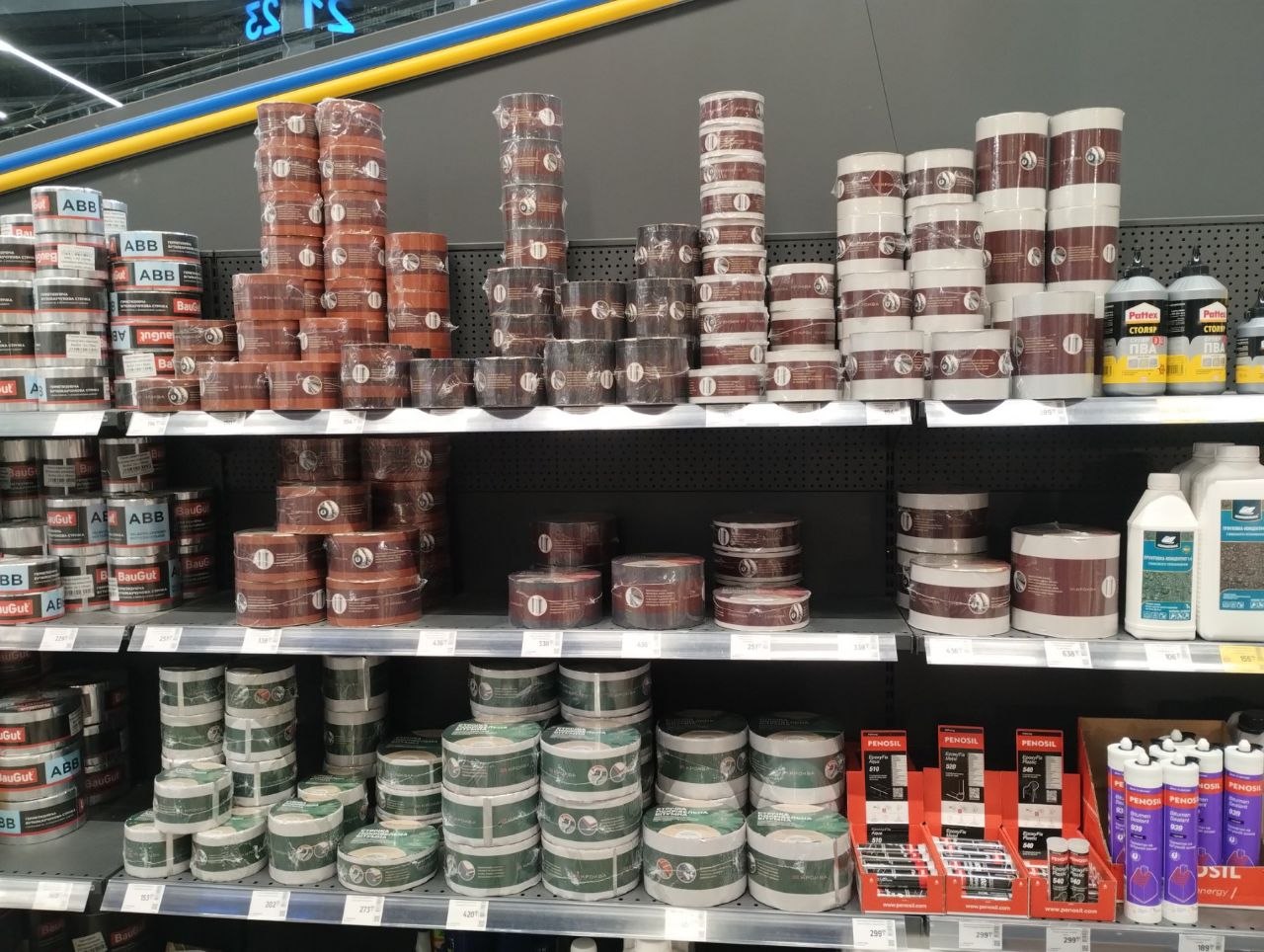 Продукція KROKVA на полиці будівельного гіпермаркету